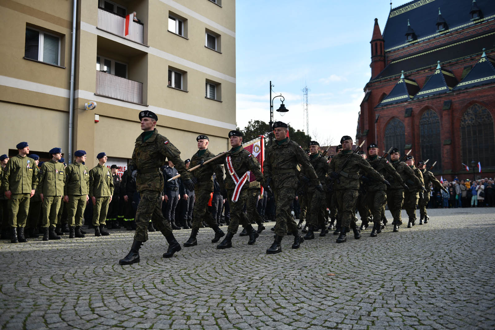 Na sztandar ślubowali strzec godności i honoru munduru