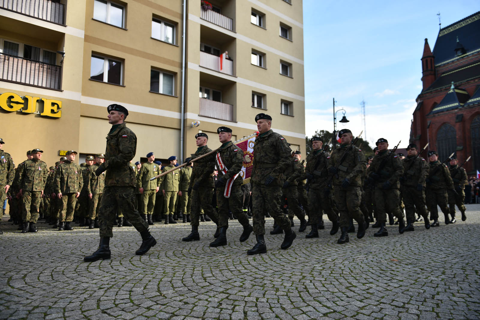 Na sztandar ślubowali strzec godności i honoru munduru