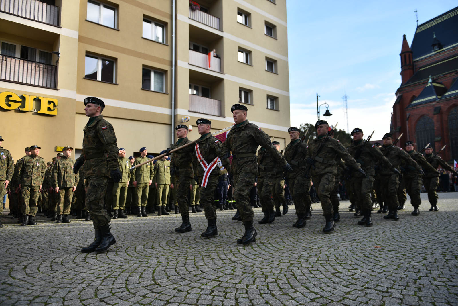 Na sztandar ślubowali strzec godności i honoru munduru