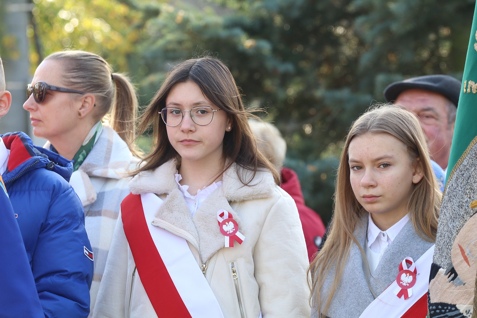 Wciagnięcie flagi na maszt przed Urzędem Gminy Kunice