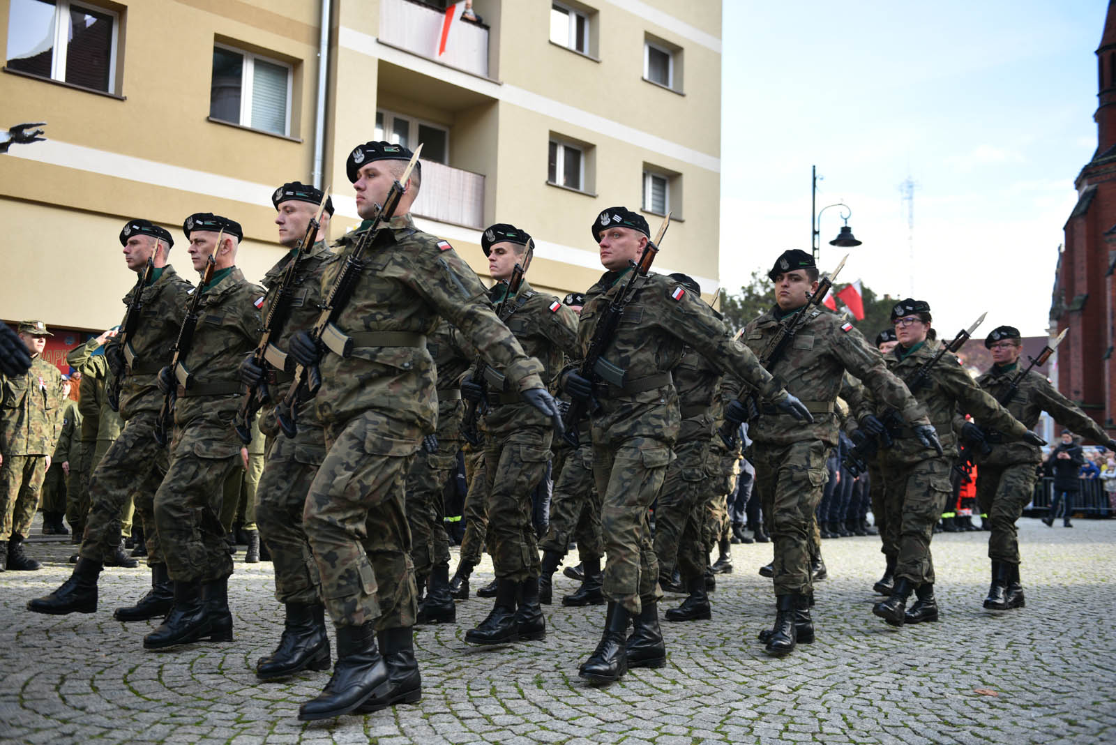 Na sztandar ślubowali strzec godności i honoru munduru