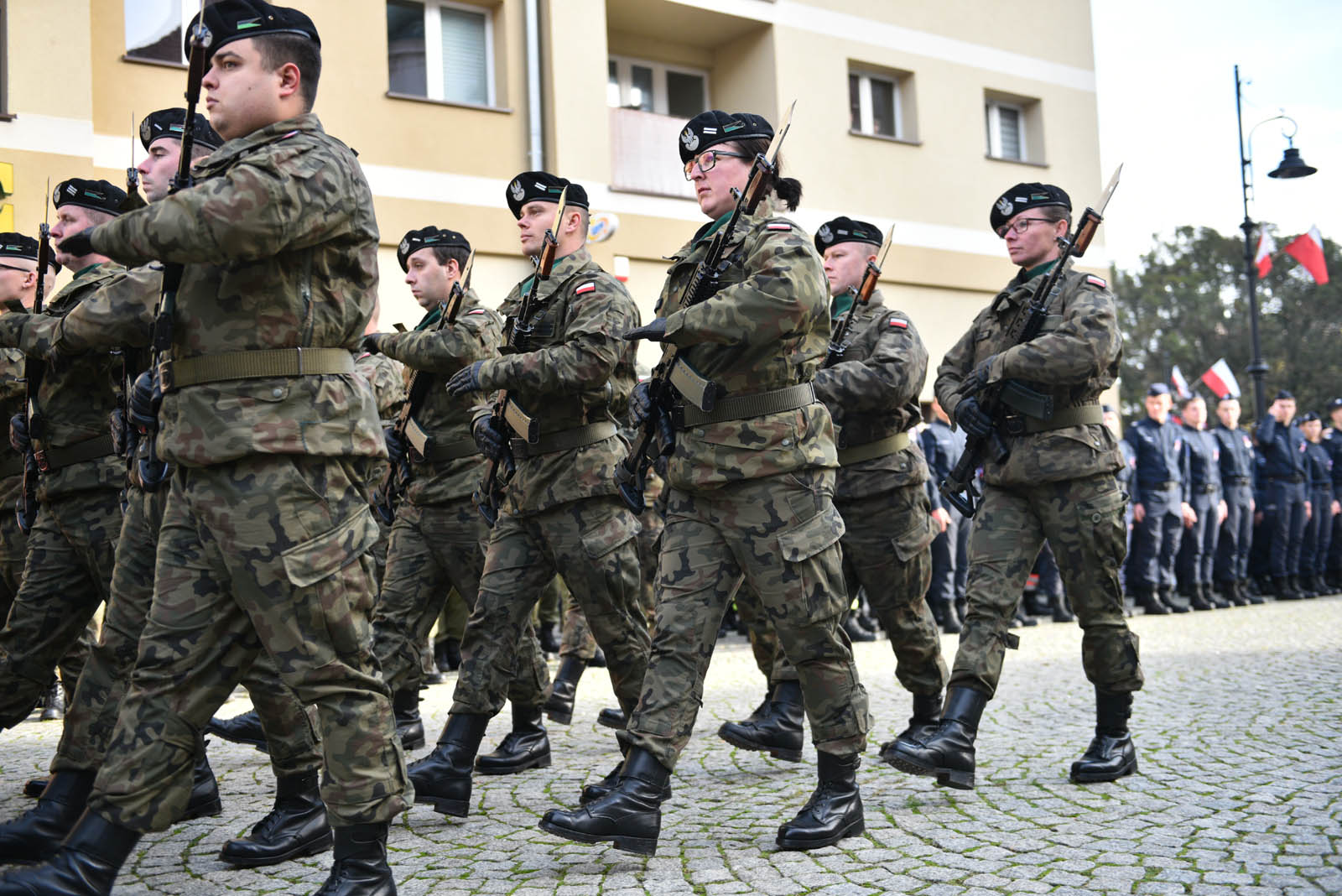 Na sztandar ślubowali strzec godności i honoru munduru