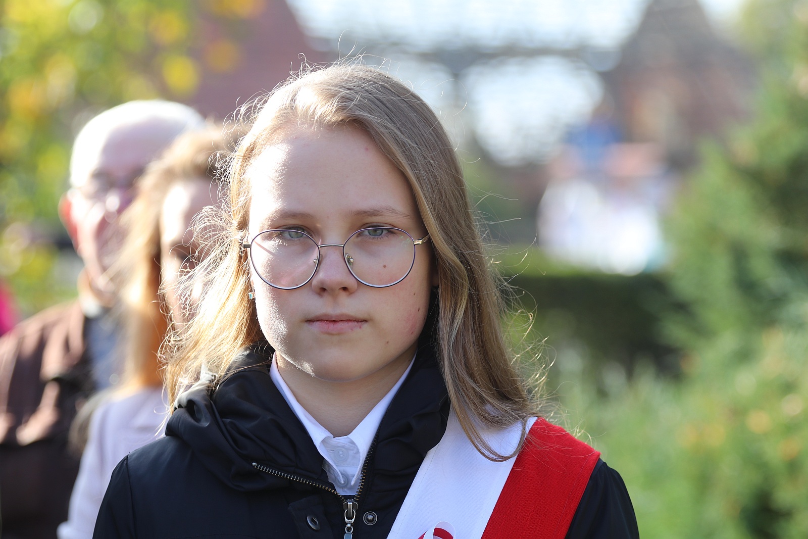Wciagnięcie flagi na maszt przed Urzędem Gminy Kunice