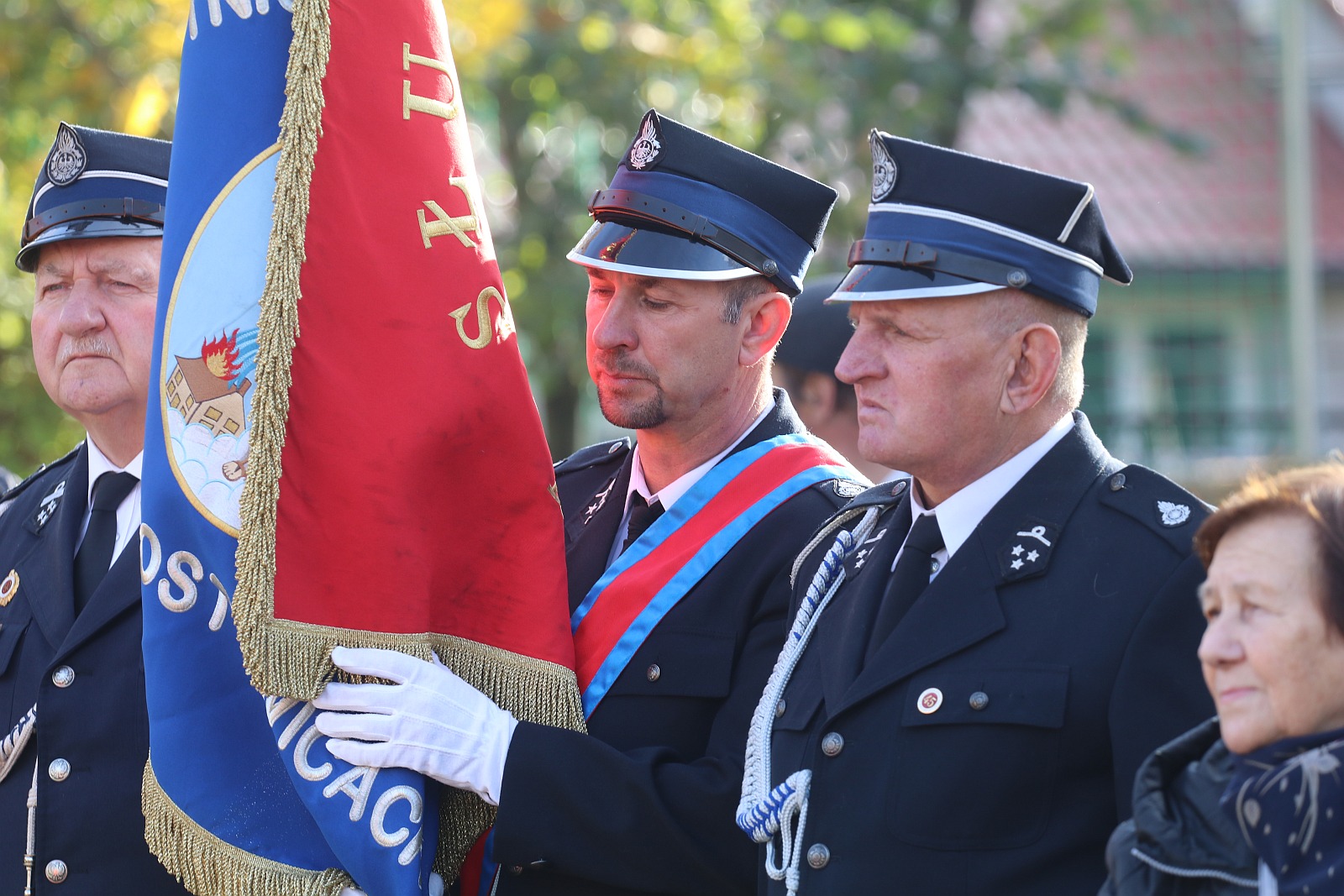 Wciagnięcie flagi na maszt przed Urzędem Gminy Kunice