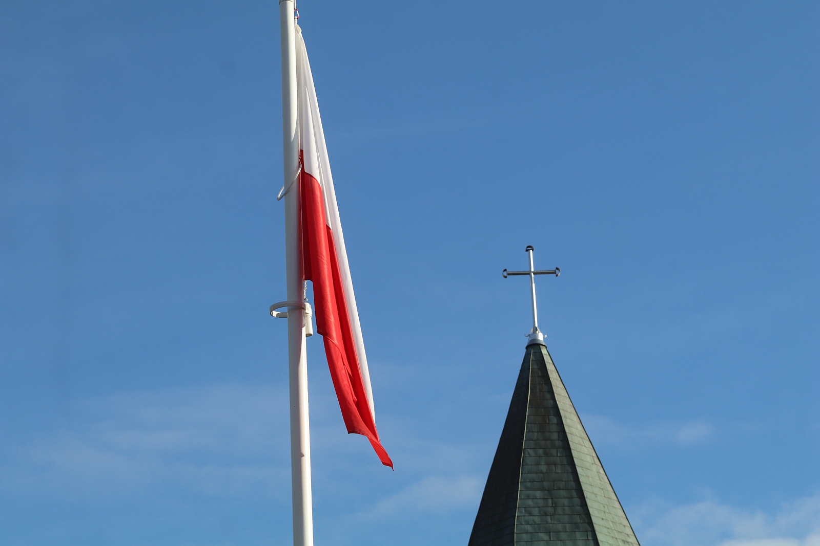 Wciagnięcie flagi na maszt przed Urzędem Gminy Kunice