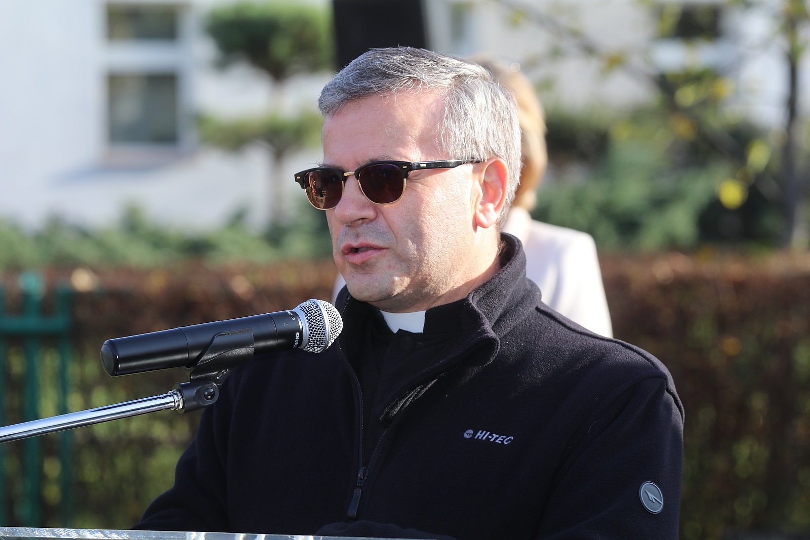 Wciagnięcie flagi na maszt przed Urzędem Gminy Kunice
