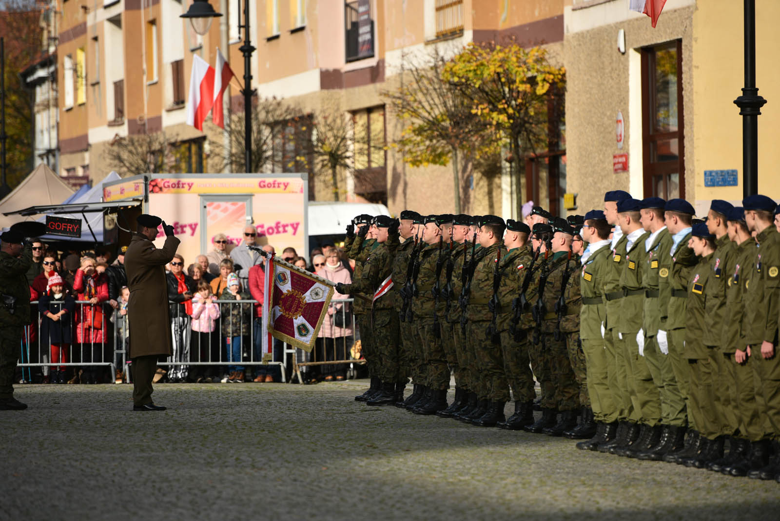 Na sztandar ślubowali strzec godności i honoru munduru