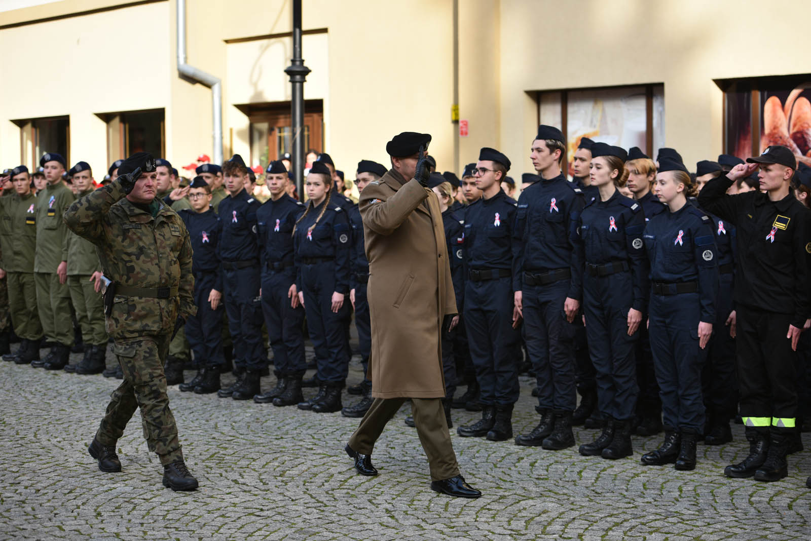 Na sztandar ślubowali strzec godności i honoru munduru