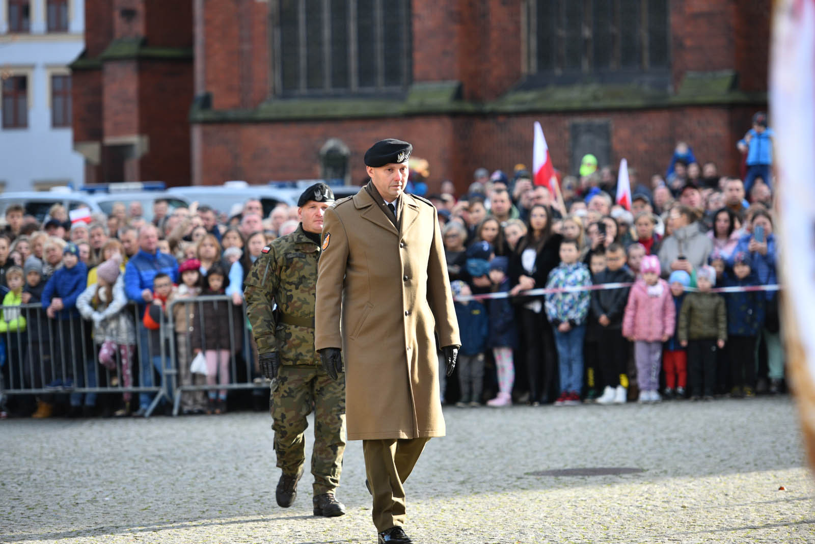 Na sztandar ślubowali strzec godności i honoru munduru