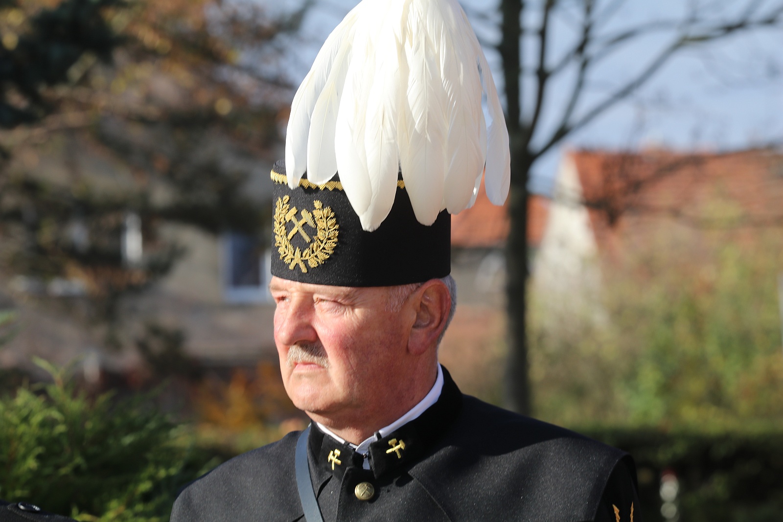 Wciagnięcie flagi na maszt przed Urzędem Gminy Kunice