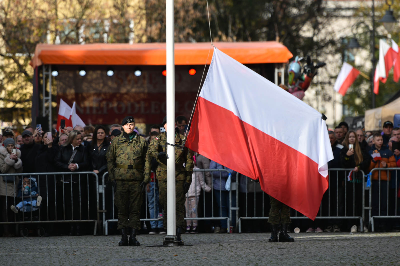Na sztandar ślubowali strzec godności i honoru munduru