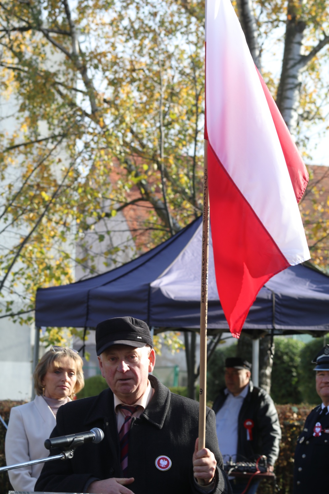 Wciagnięcie flagi na maszt przed Urzędem Gminy Kunice