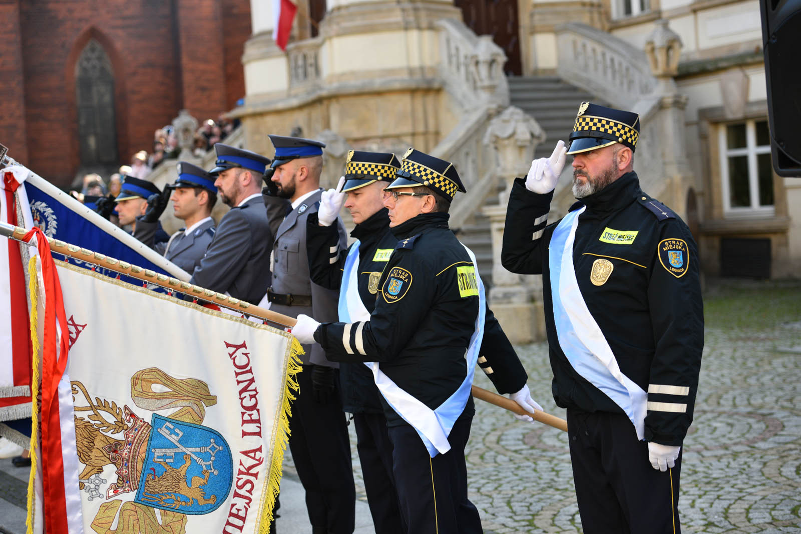 Na sztandar ślubowali strzec godności i honoru munduru