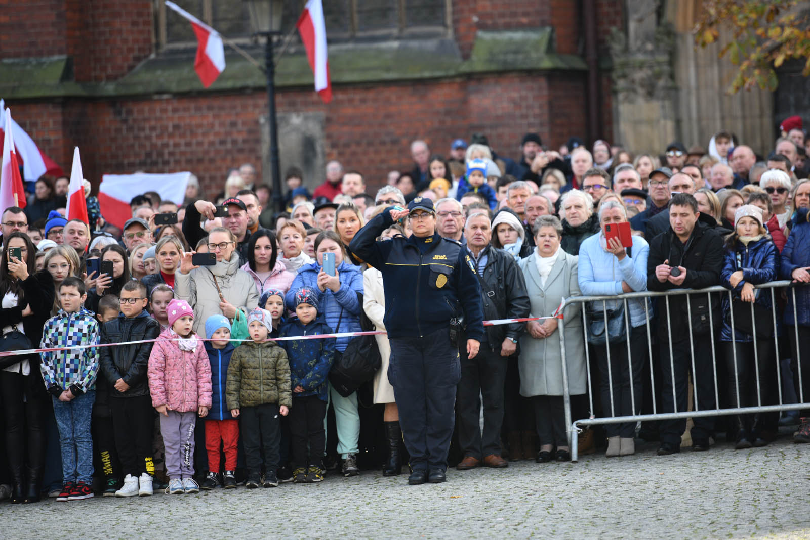 Na sztandar ślubowali strzec godności i honoru munduru