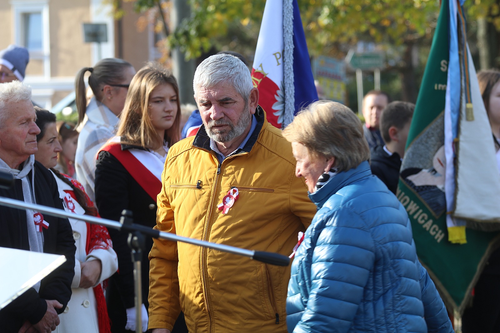 Wciagnięcie flagi na maszt przed Urzędem Gminy Kunice
