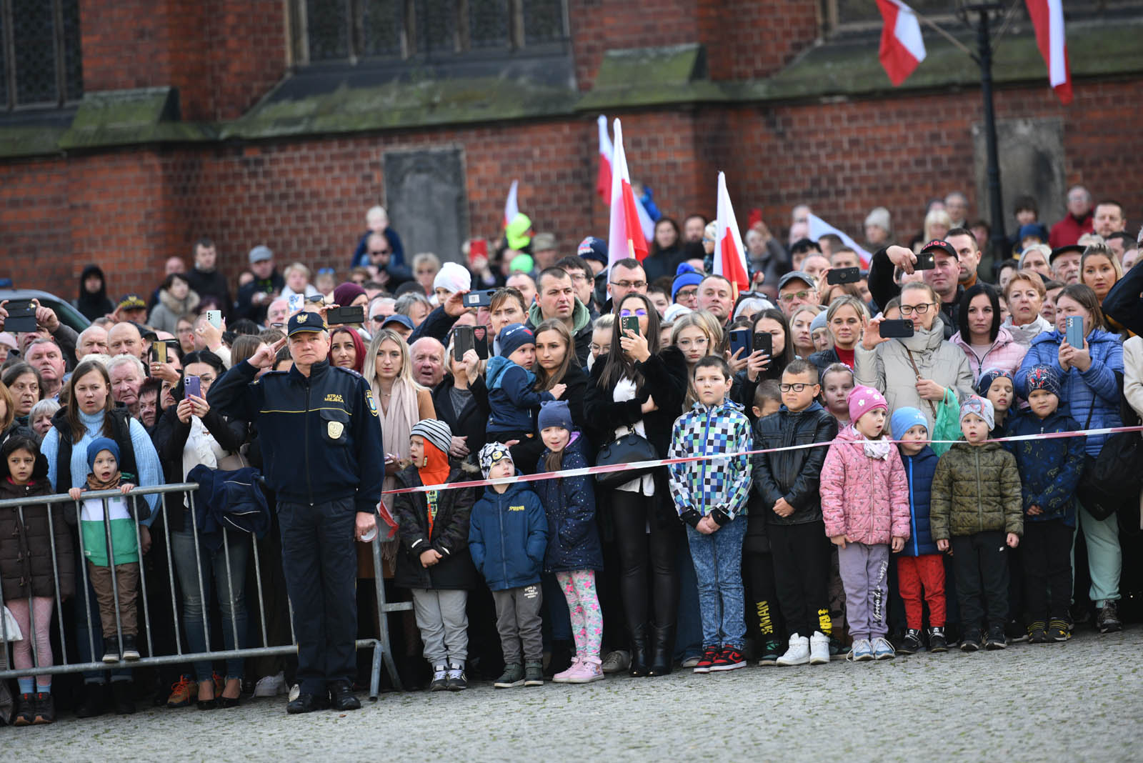 Na sztandar ślubowali strzec godności i honoru munduru