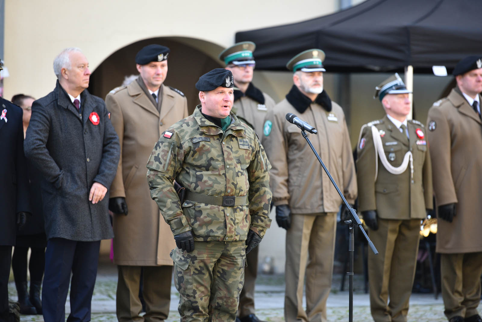 Na sztandar ślubowali strzec godności i honoru munduru