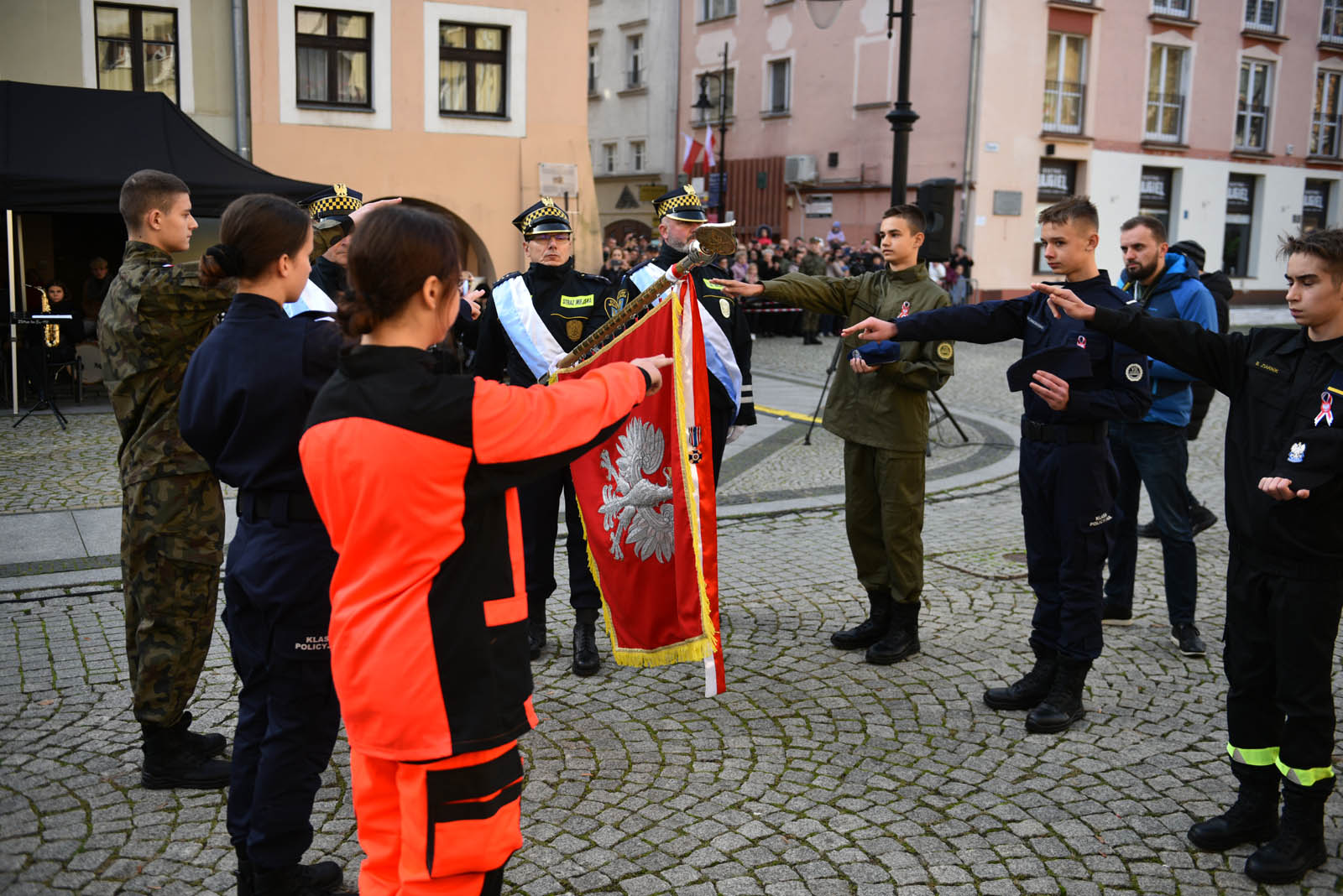 Na sztandar ślubowali strzec godności i honoru munduru