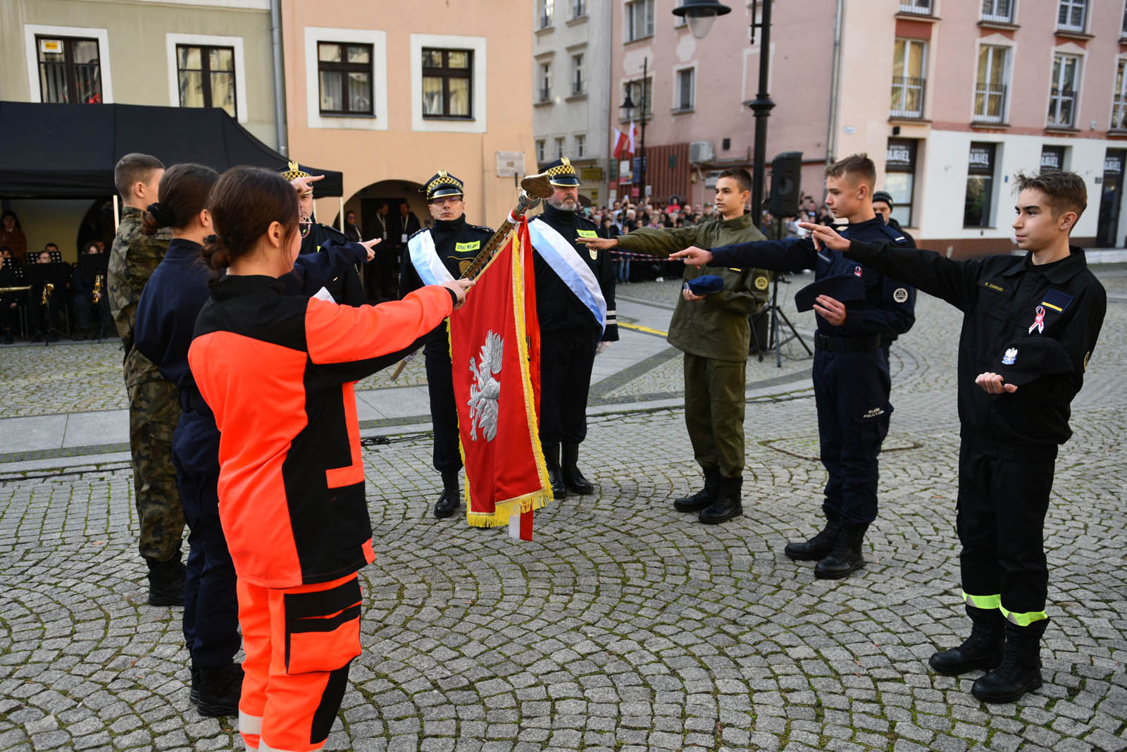 Na sztandar ślubowali strzec godności i honoru munduru