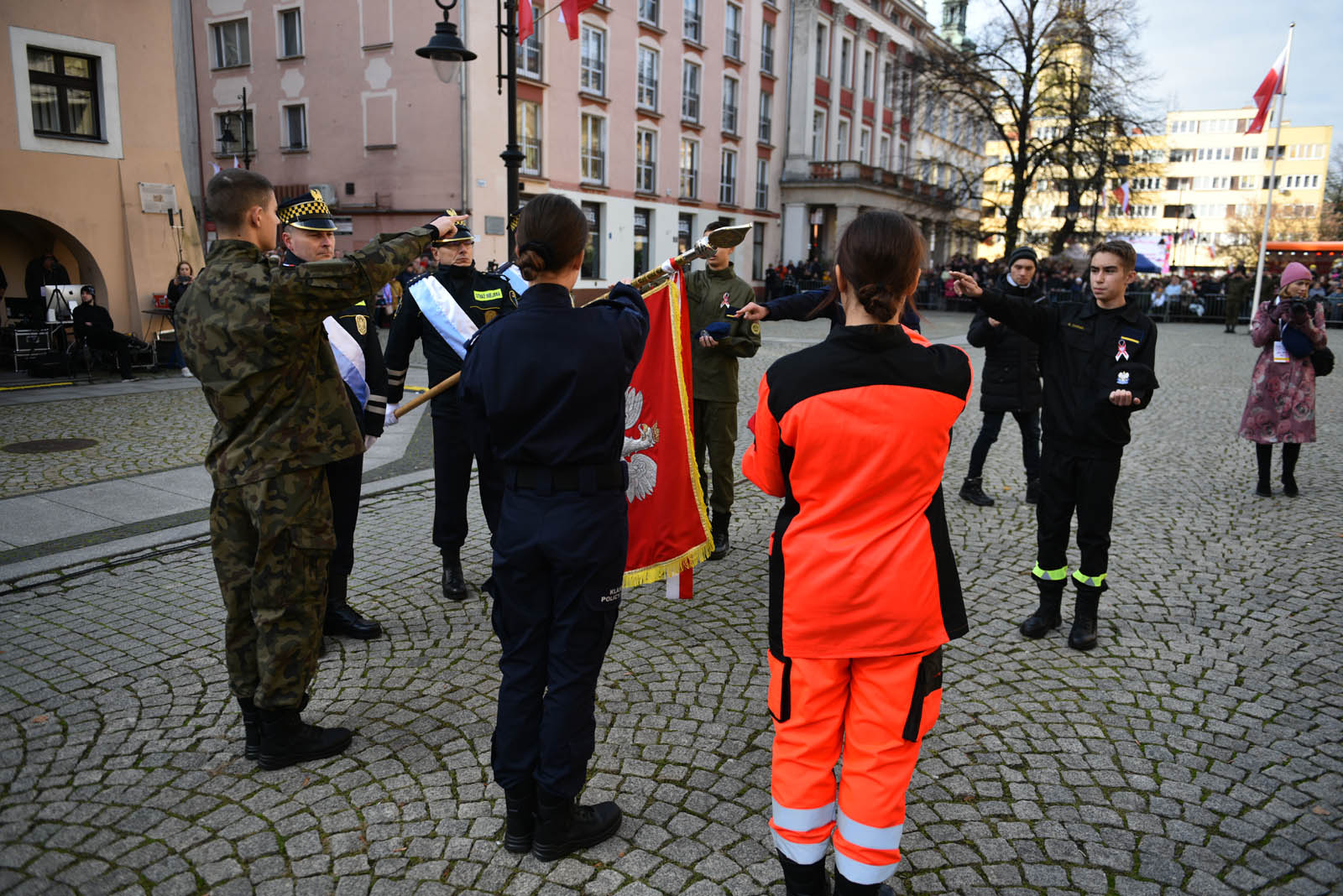 Na sztandar ślubowali strzec godności i honoru munduru