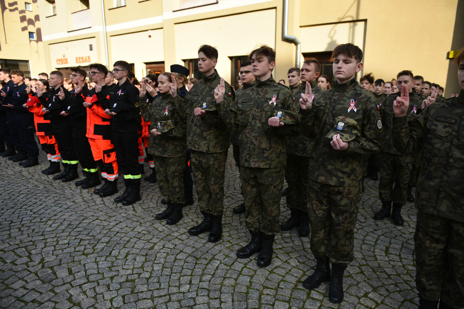 Na sztandar ślubowali strzec godności i honoru munduru