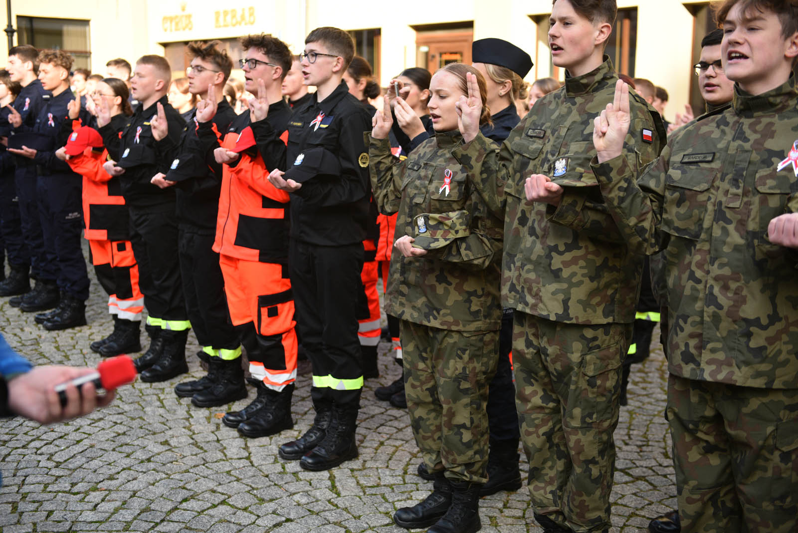 Na sztandar ślubowali strzec godności i honoru munduru