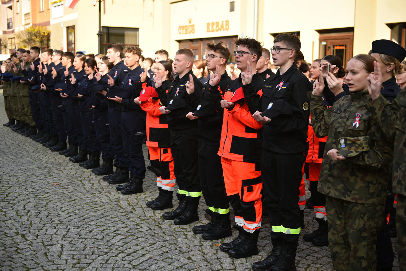 Na sztandar ślubowali strzec godności i honoru munduru