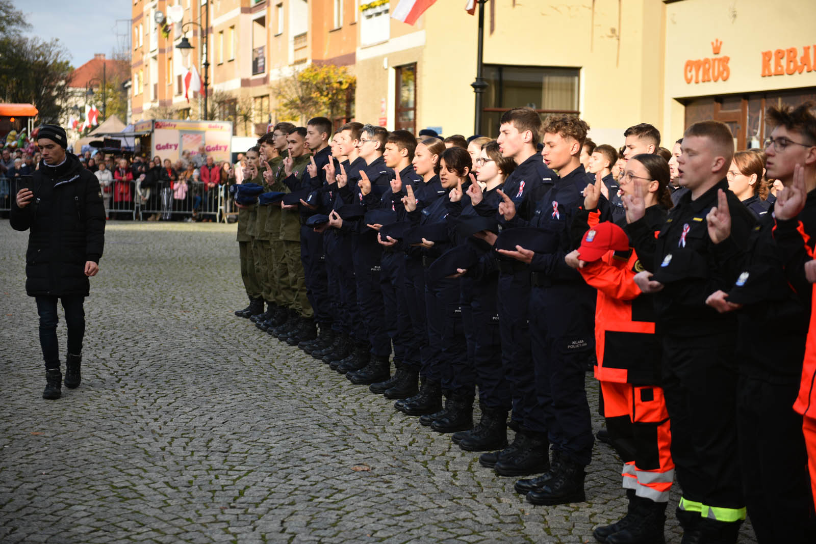 Na sztandar ślubowali strzec godności i honoru munduru