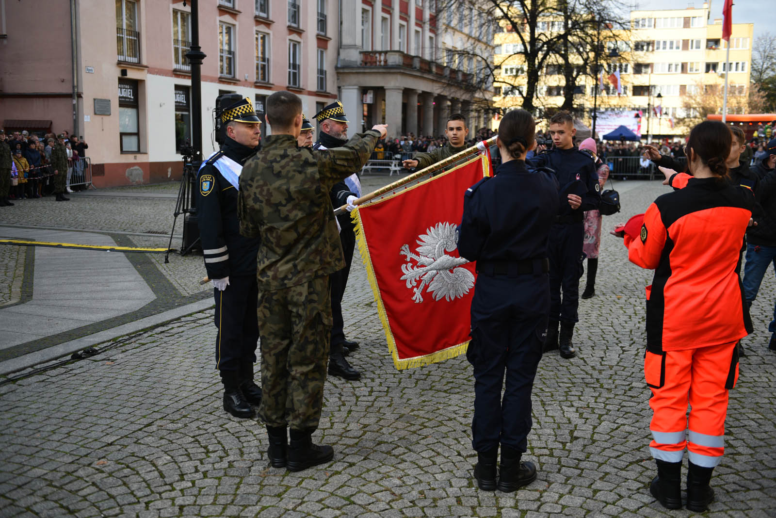 Na sztandar ślubowali strzec godności i honoru munduru