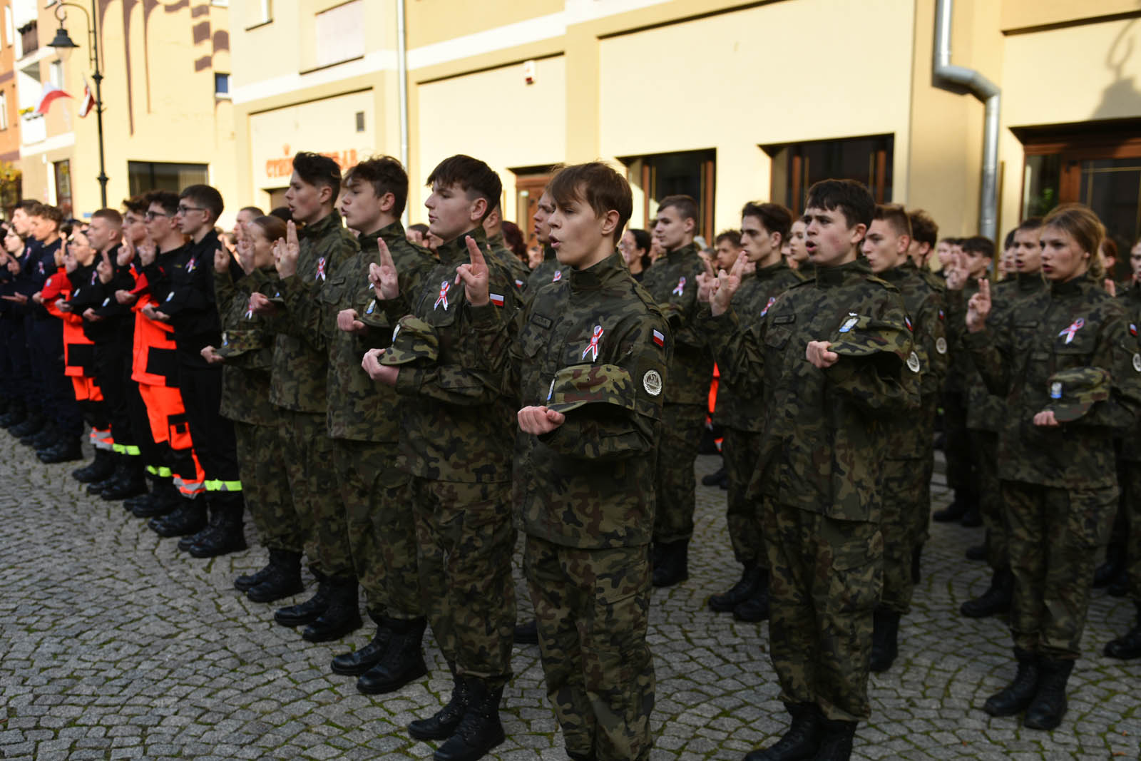 Na sztandar ślubowali strzec godności i honoru munduru