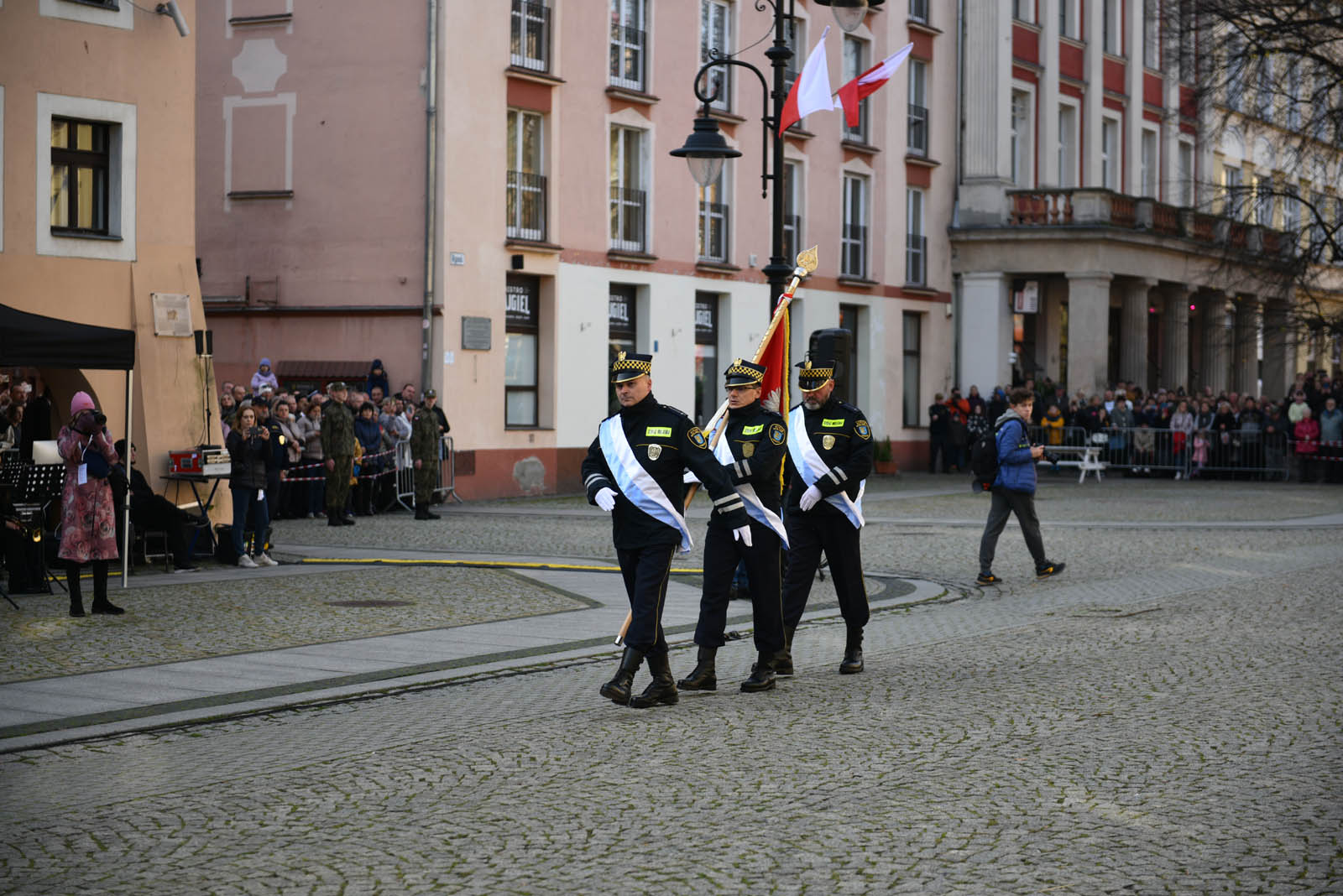 Na sztandar ślubowali strzec godności i honoru munduru