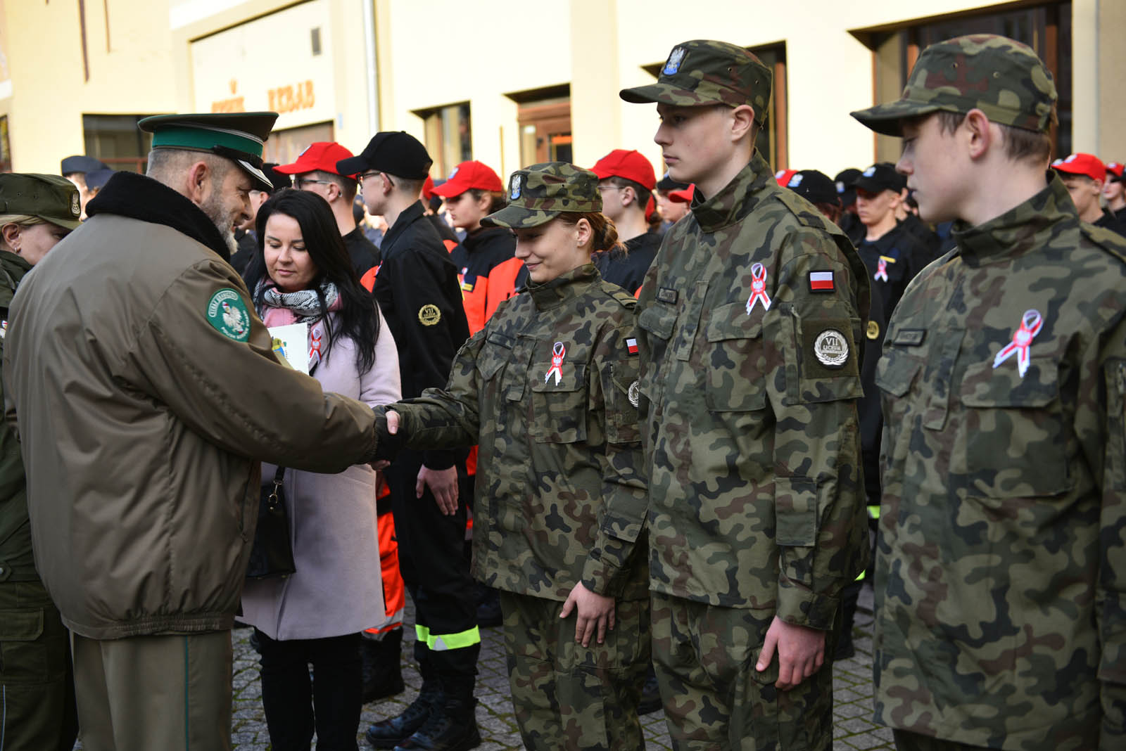 Na sztandar ślubowali strzec godności i honoru munduru