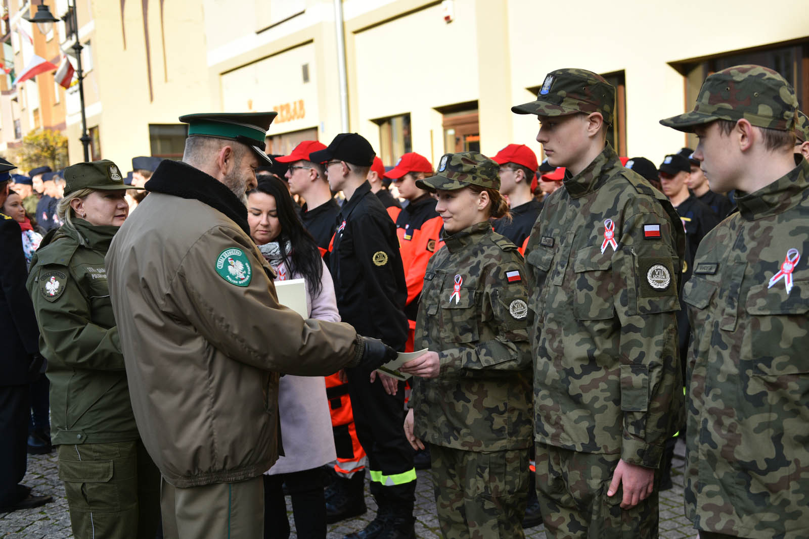 Na sztandar ślubowali strzec godności i honoru munduru