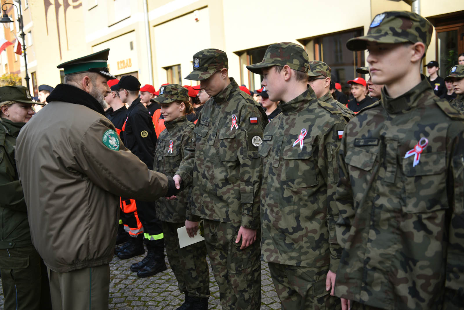 Na sztandar ślubowali strzec godności i honoru munduru