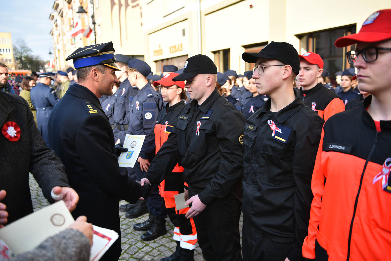 Na sztandar ślubowali strzec godności i honoru munduru