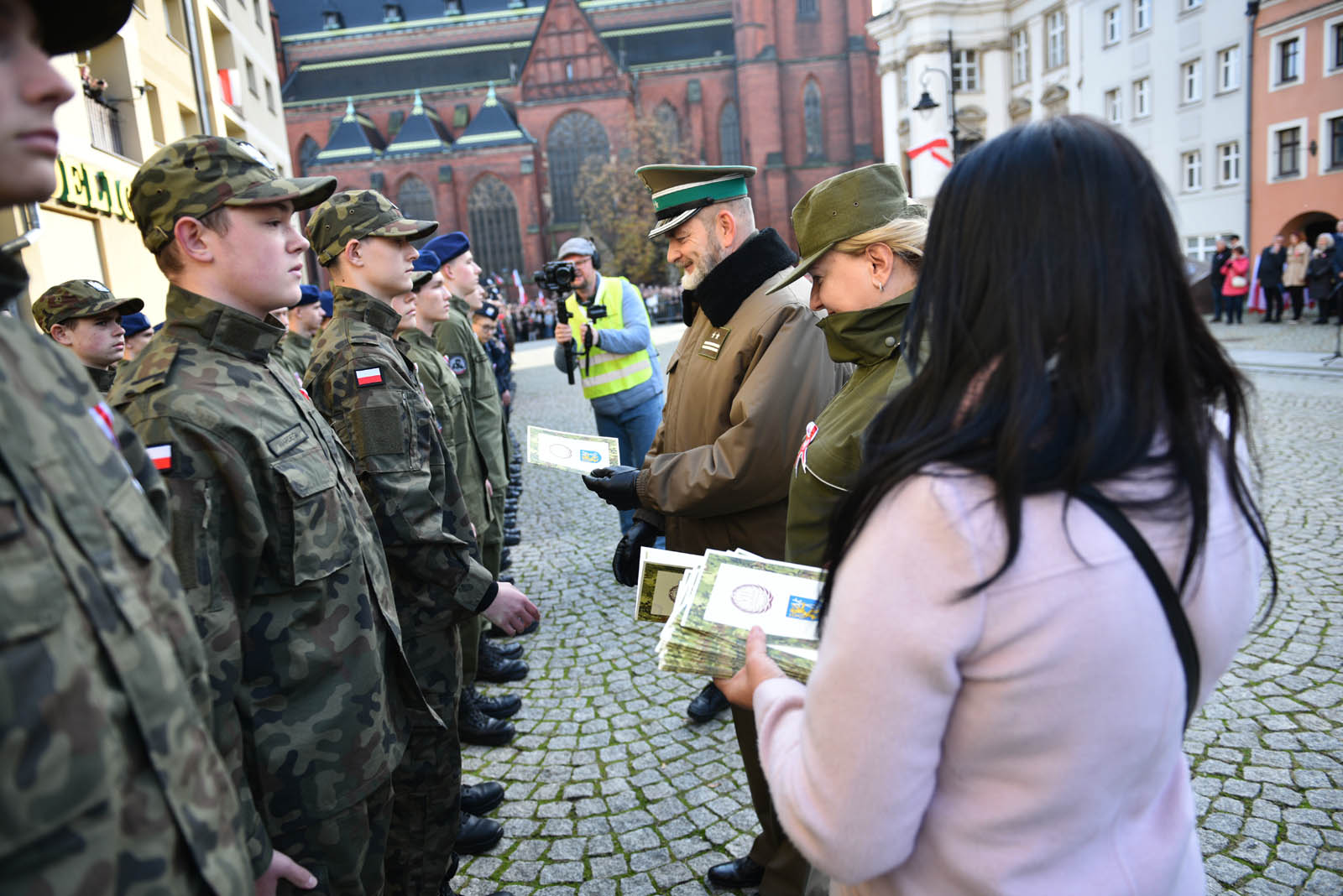 Na sztandar ślubowali strzec godności i honoru munduru
