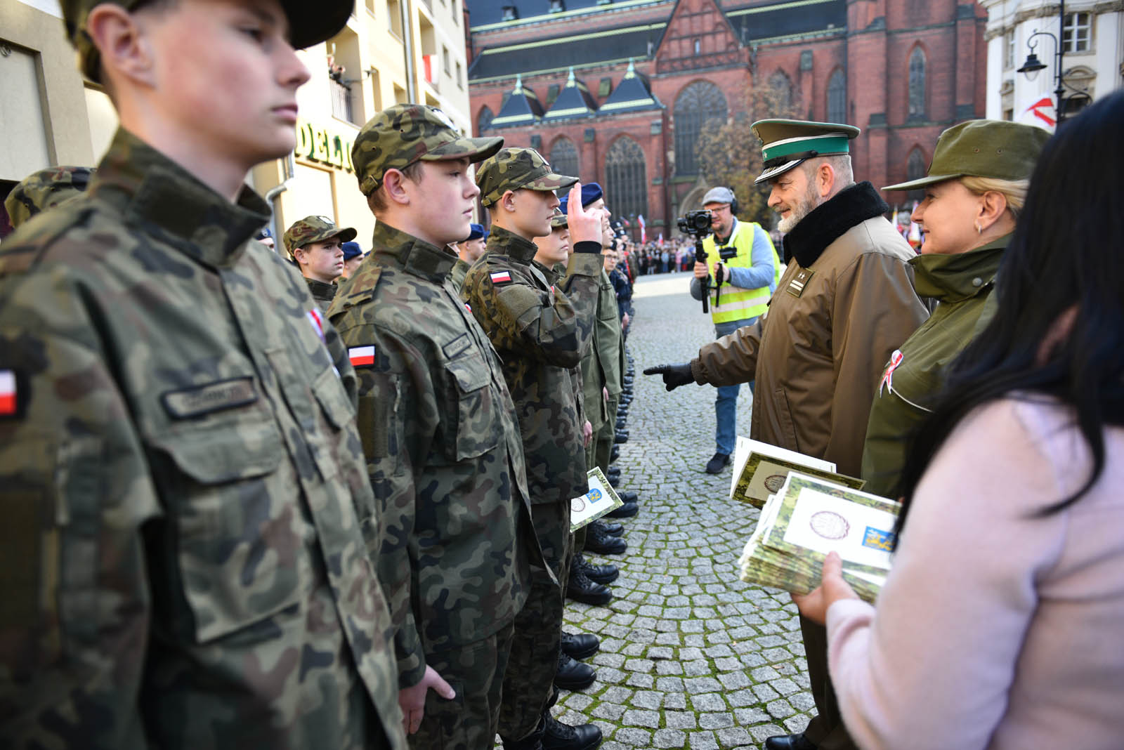 Na sztandar ślubowali strzec godności i honoru munduru
