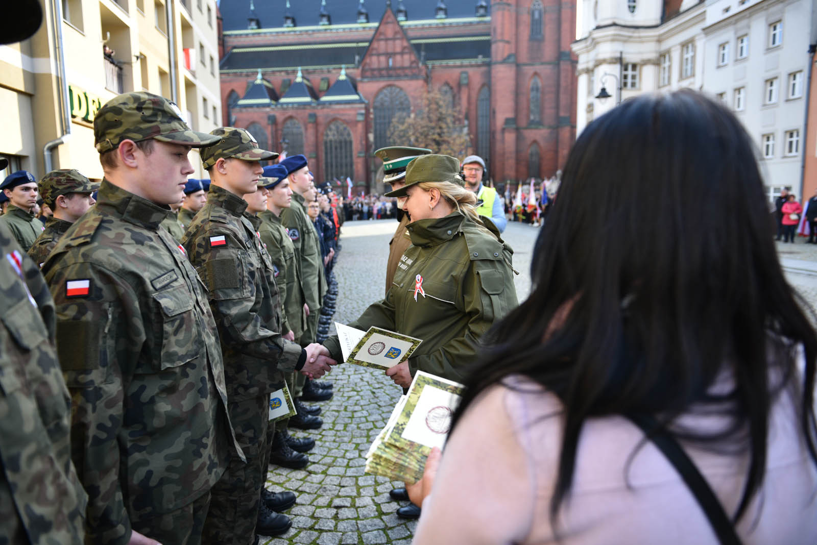Na sztandar ślubowali strzec godności i honoru munduru