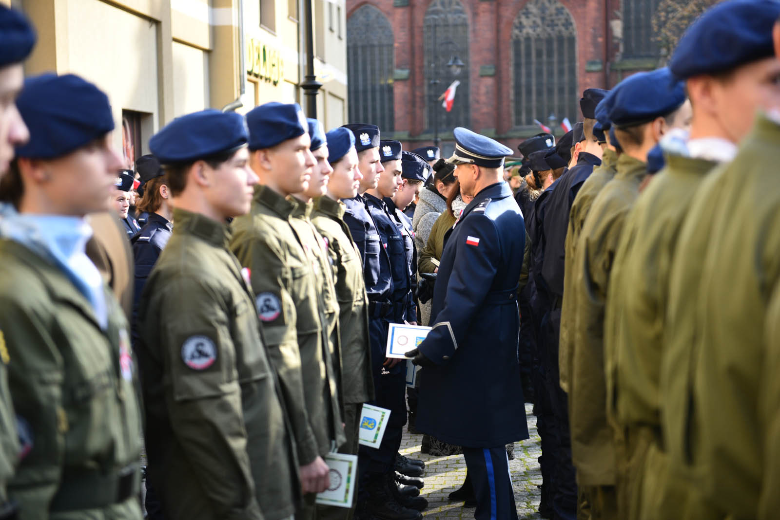Na sztandar ślubowali strzec godności i honoru munduru