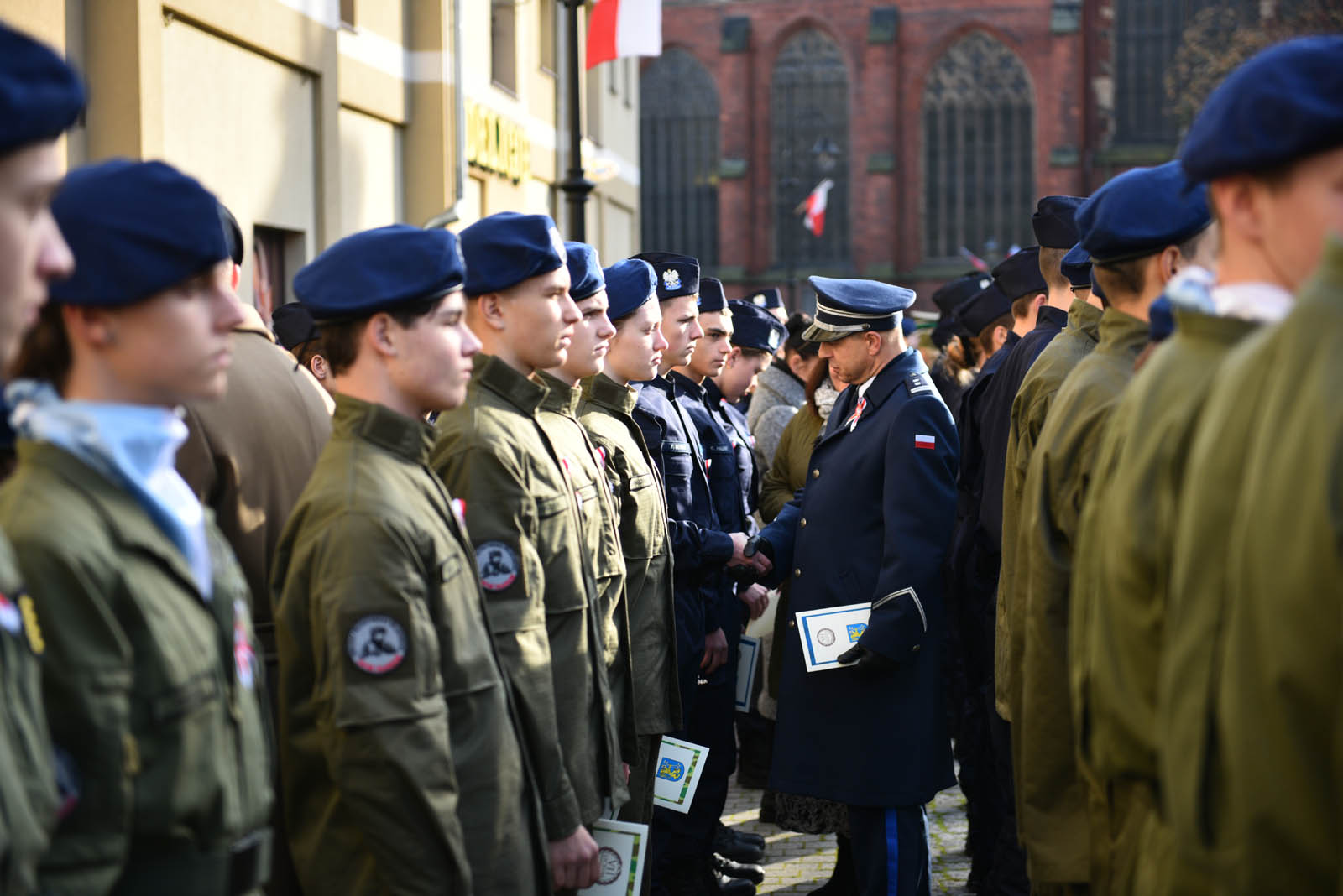 Na sztandar ślubowali strzec godności i honoru munduru