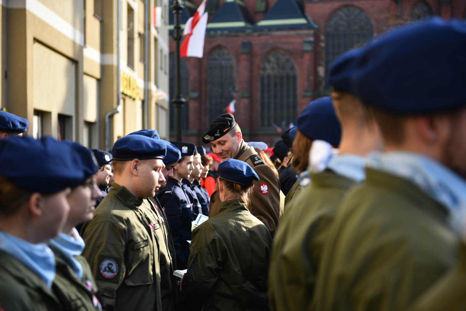 Na sztandar ślubowali strzec godności i honoru munduru