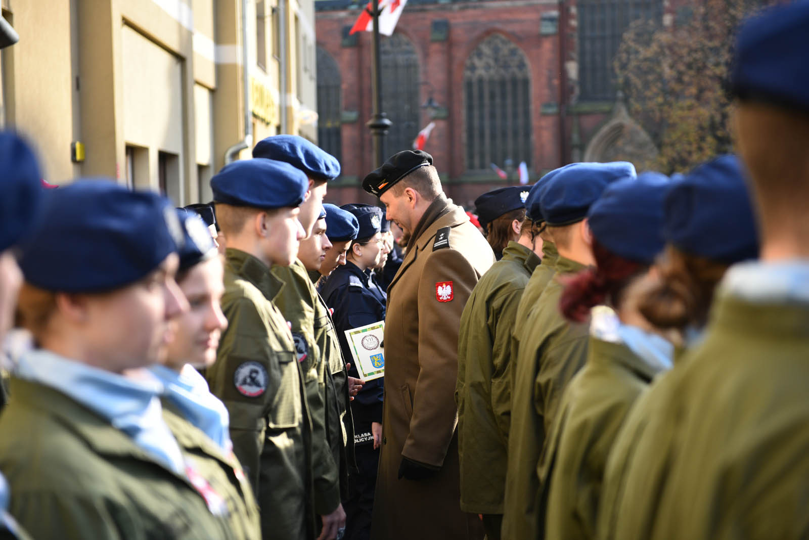 Na sztandar ślubowali strzec godności i honoru munduru