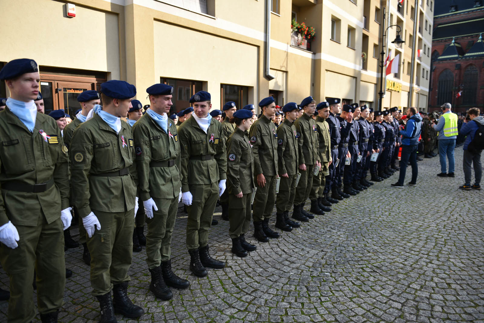 Na sztandar ślubowali strzec godności i honoru munduru
