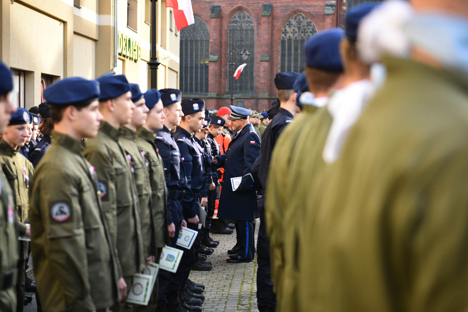 Na sztandar ślubowali strzec godności i honoru munduru