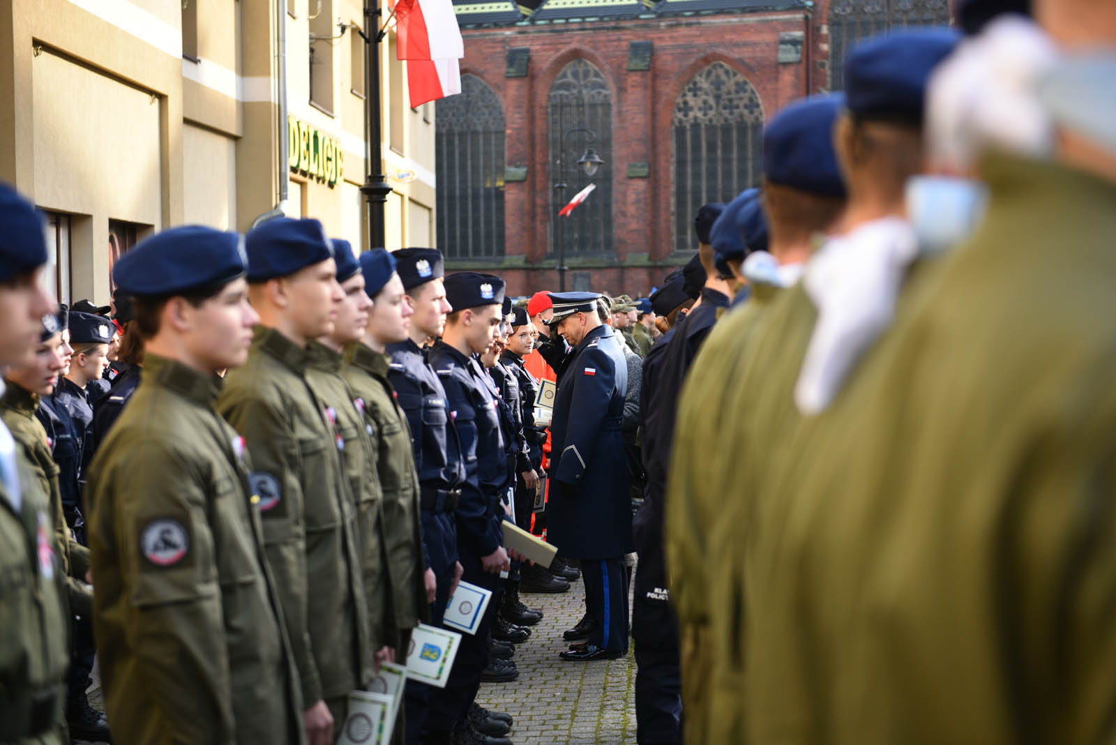 Na sztandar ślubowali strzec godności i honoru munduru