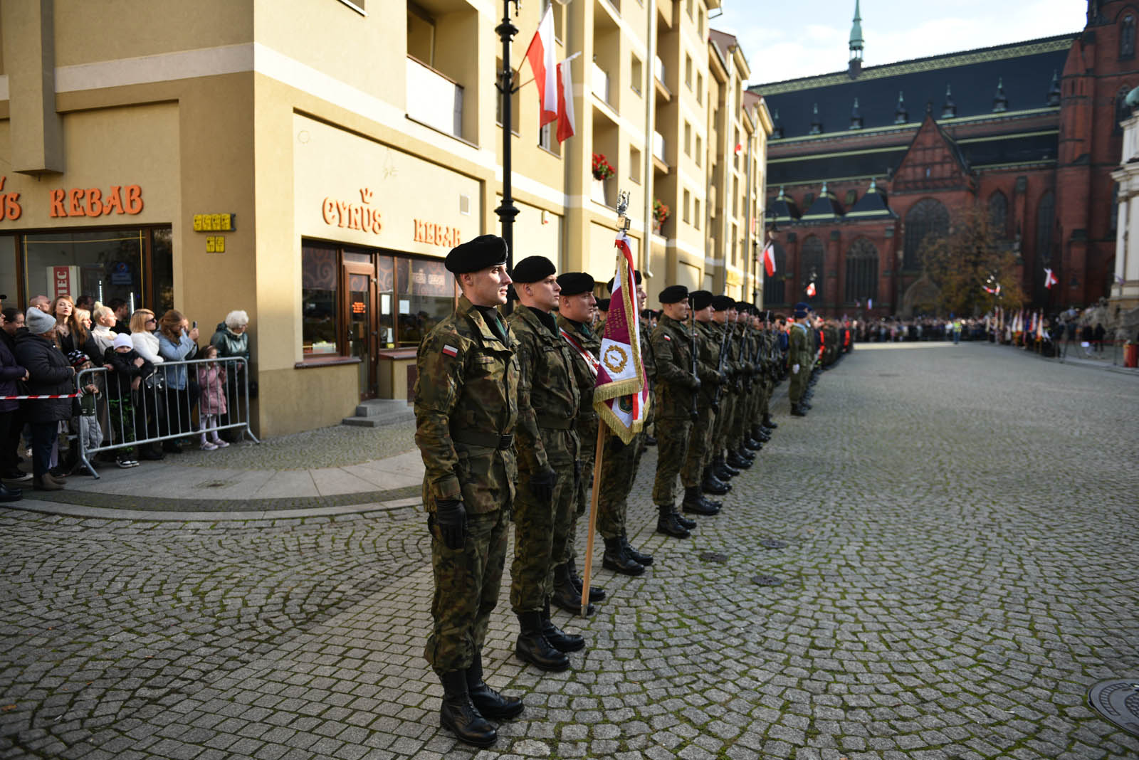 Na sztandar ślubowali strzec godności i honoru munduru