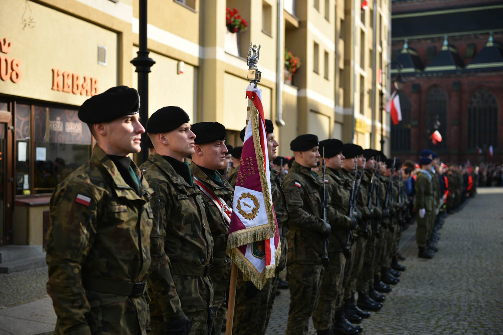 Na sztandar ślubowali strzec godności i honoru munduru
