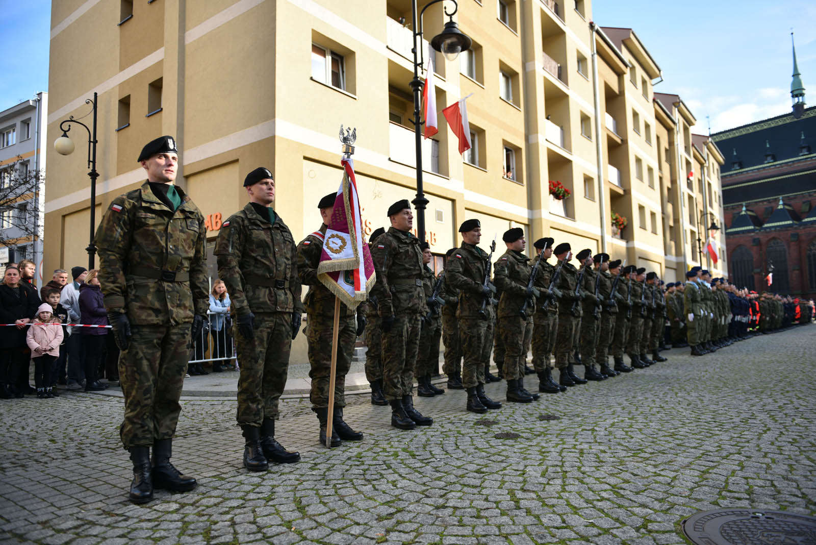 Na sztandar ślubowali strzec godności i honoru munduru