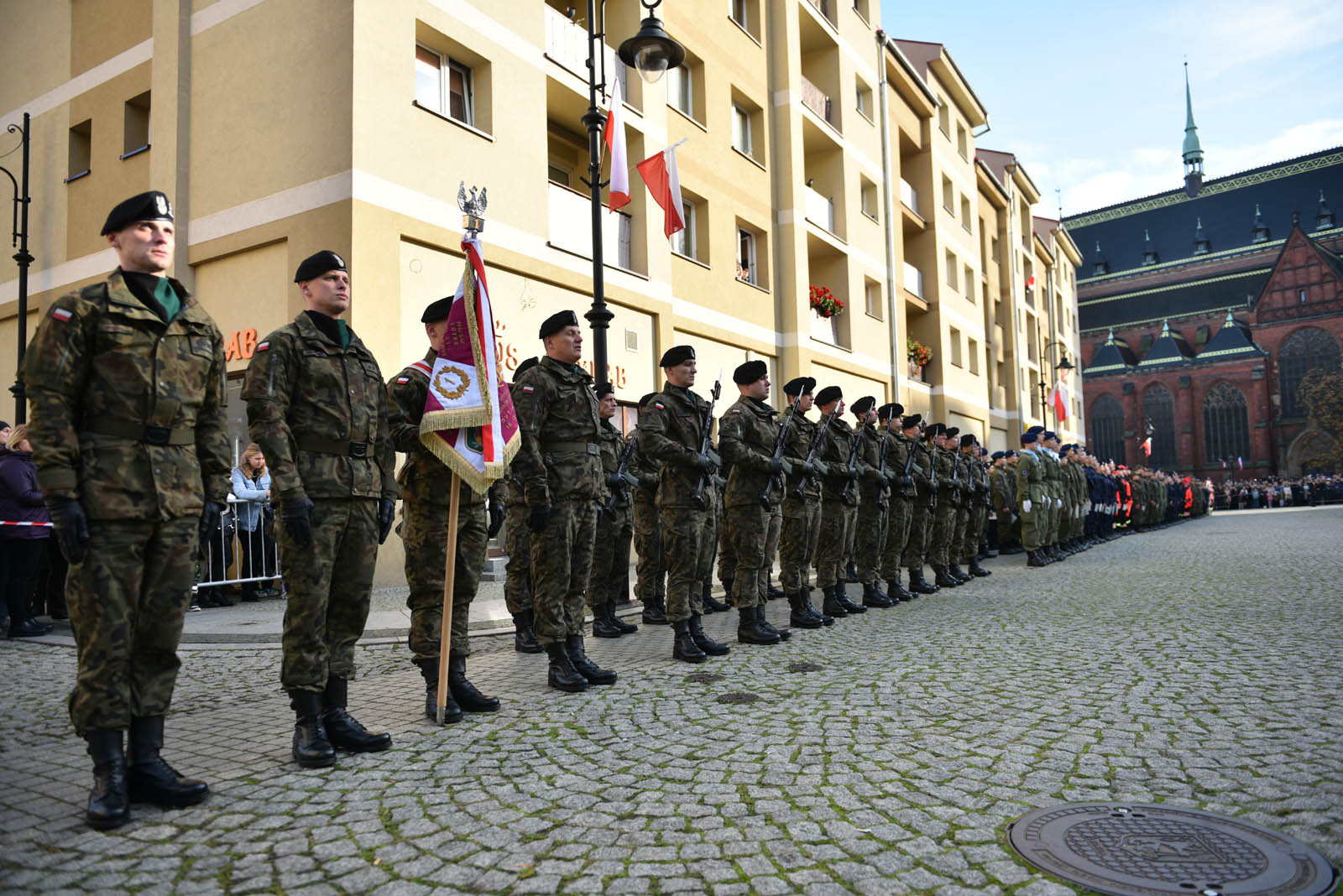 Na sztandar ślubowali strzec godności i honoru munduru