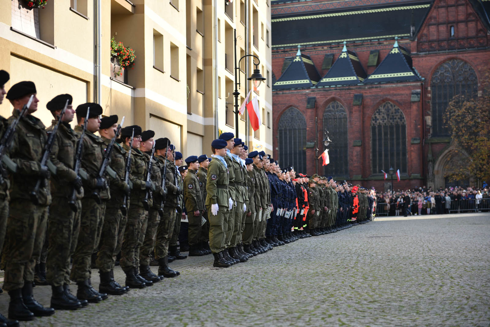 Na sztandar ślubowali strzec godności i honoru munduru